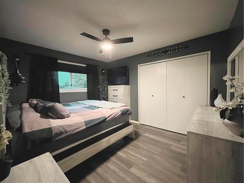 338 15 Street, Wainwright, AB - Indoor Photo Showing Bedroom