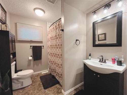 338 15 Street, Wainwright, AB - Indoor Photo Showing Bathroom