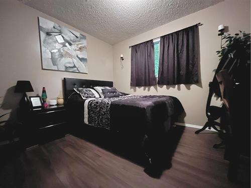 338 15 Street, Wainwright, AB - Indoor Photo Showing Bedroom