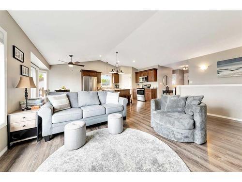 16 3 Avenue Se, Marshall, SK - Indoor Photo Showing Living Room