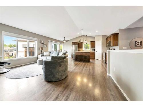 16 3 Avenue Se, Marshall, SK - Indoor Photo Showing Living Room