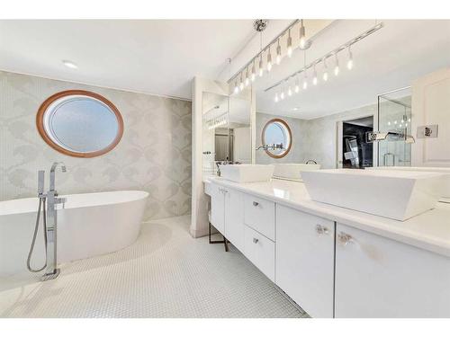 5220 19 Street, Lloydminster, AB - Indoor Photo Showing Bathroom