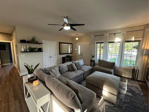 4332 51 Avenue, Hardisty, AB - Indoor Photo Showing Living Room