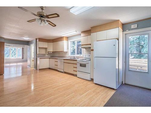 18 3Rd Street, Marwayne, AB - Indoor Photo Showing Kitchen