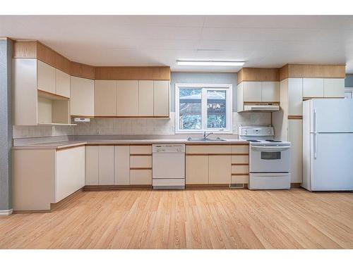 18 3Rd Street, Marwayne, AB - Indoor Photo Showing Kitchen