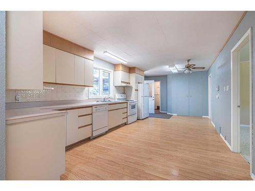 18 3Rd Street, Marwayne, AB - Indoor Photo Showing Kitchen