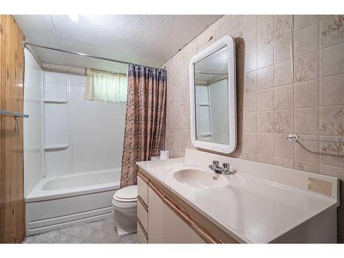 18 3Rd Street, Marwayne, AB - Indoor Photo Showing Bathroom