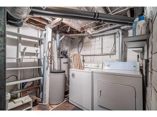 18 3Rd Street, Marwayne, AB - Indoor Photo Showing Laundry Room