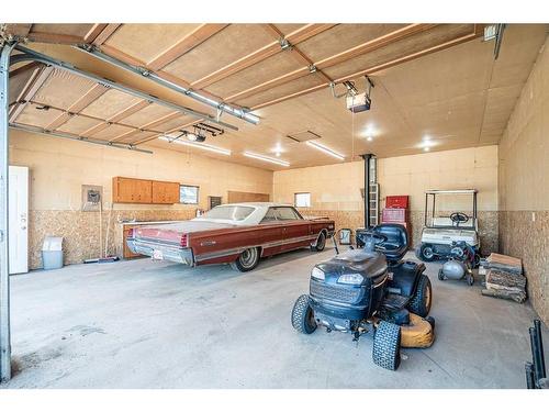 18 3Rd Street, Marwayne, AB - Indoor Photo Showing Garage