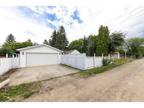 5315 47 Street, Lloydminster, AB - Outdoor