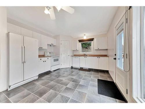 5315 47 Street, Lloydminster, AB - Indoor Photo Showing Kitchen