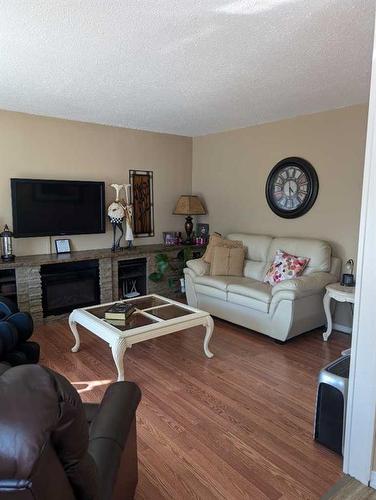 5105 Norfolk Avenue, Coronation, AB - Indoor Photo Showing Living Room