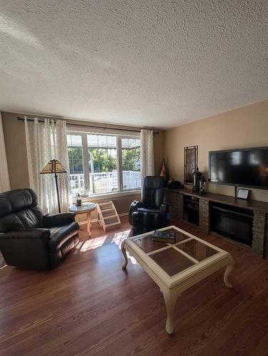 5105 Norfolk Avenue, Coronation, AB - Indoor Photo Showing Living Room