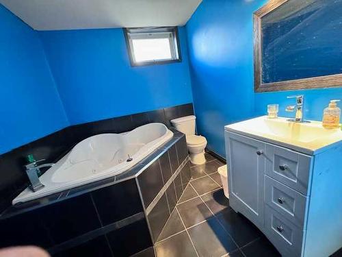 4712 57 Avenue, Lloydminster, AB - Indoor Photo Showing Bathroom