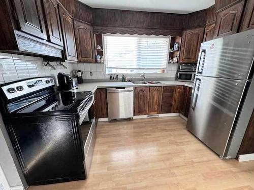 4712 57 Avenue, Lloydminster, AB - Indoor Photo Showing Kitchen With Double Sink