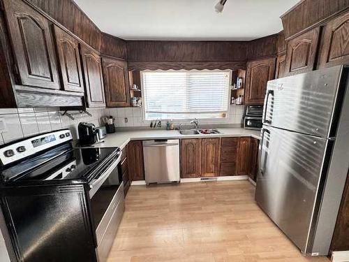 4712 57 Avenue, Lloydminster, AB - Indoor Photo Showing Kitchen With Double Sink