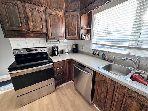 4712 57 Avenue, Lloydminster, AB - Indoor Photo Showing Kitchen With Double Sink