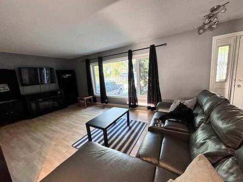 4712 57 Avenue, Lloydminster, AB - Indoor Photo Showing Living Room