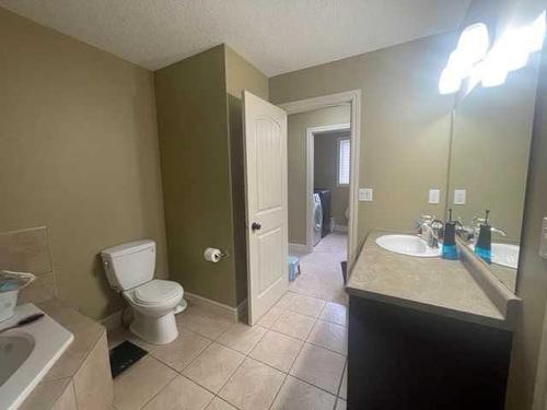 B-820 28 Street, Wainwright, AB - Indoor Photo Showing Bathroom