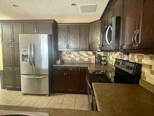 B-820 28 Street, Wainwright, AB - Indoor Photo Showing Kitchen