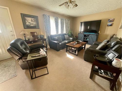 202 5 Avenue, Wainwright, AB - Indoor Photo Showing Living Room