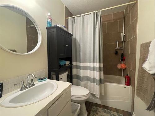 202 5 Avenue, Wainwright, AB - Indoor Photo Showing Bathroom