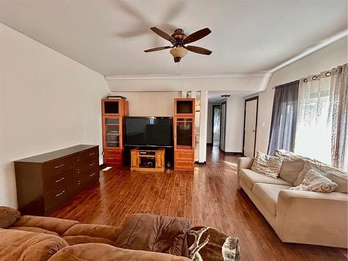 36 Selkirk Avenue, Hughenden, AB - Indoor Photo Showing Living Room