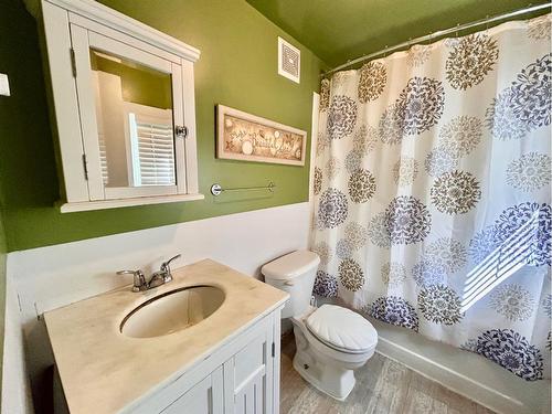 36 Selkirk Avenue, Hughenden, AB - Indoor Photo Showing Bathroom