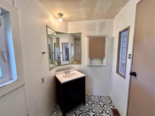 36 Selkirk Avenue, Hughenden, AB - Indoor Photo Showing Bathroom