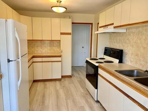 1130 15 Street, Wainwright, AB - Indoor Photo Showing Kitchen With Double Sink