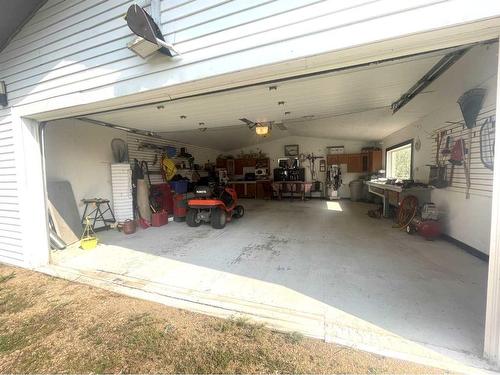 4631 51 Street, Mannville, AB -  Photo Showing Garage