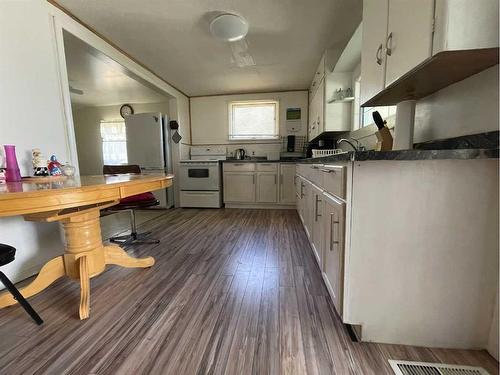 4631 51 Street, Mannville, AB - Indoor Photo Showing Kitchen