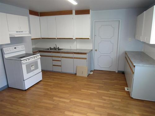 4526 52 Street, Vermilion, AB - Indoor Photo Showing Kitchen With Double Sink