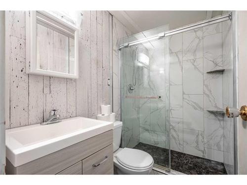 4720 58 Avenue, Lloydminster, AB - Indoor Photo Showing Bathroom