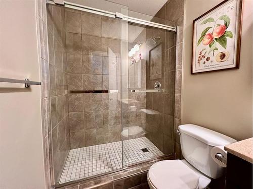 235 14 Street, Wainwright, AB - Indoor Photo Showing Bathroom