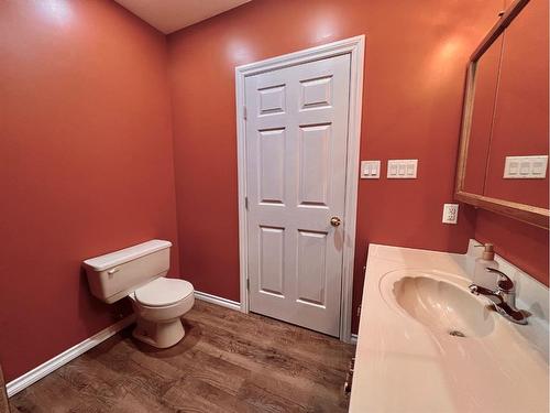 235 14 Street, Wainwright, AB - Indoor Photo Showing Bathroom