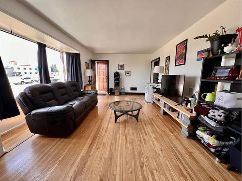 235 14 Street, Wainwright, AB - Indoor Photo Showing Living Room