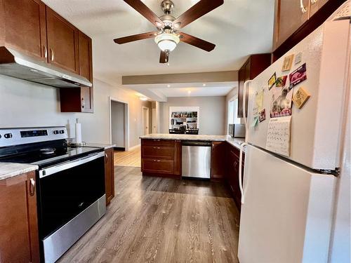 235 14 Street, Wainwright, AB - Indoor Photo Showing Kitchen