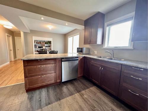 235 14 Street, Wainwright, AB - Indoor Photo Showing Kitchen With Double Sink