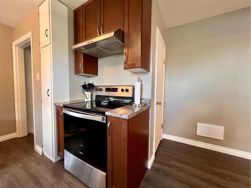 235 14 Street, Wainwright, AB - Indoor Photo Showing Kitchen