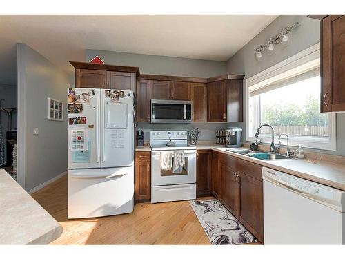 Ne 33-48-25 W3 R.M. Of Wilton, Rural, SK - Indoor Photo Showing Kitchen With Double Sink