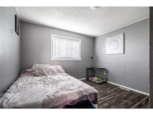 5018 50 Avenue, Kitscoty, AB - Indoor Photo Showing Bedroom