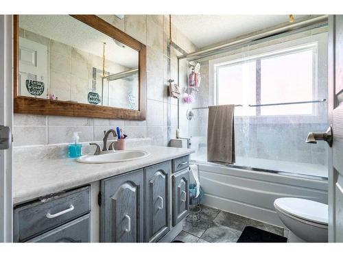 5018 50 Avenue, Kitscoty, AB - Indoor Photo Showing Bathroom