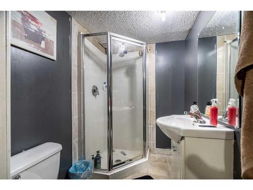 5018 50 Avenue, Kitscoty, AB - Indoor Photo Showing Bathroom