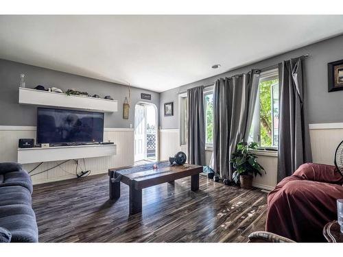 5018 50 Avenue, Kitscoty, AB - Indoor Photo Showing Living Room