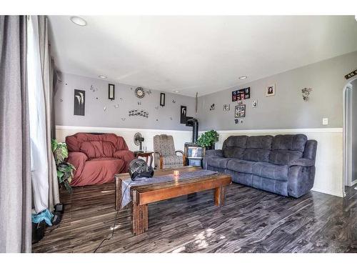 5018 50 Avenue, Kitscoty, AB - Indoor Photo Showing Living Room