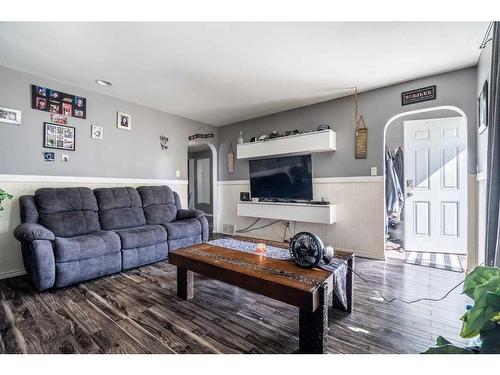 5018 50 Avenue, Kitscoty, AB - Indoor Photo Showing Living Room