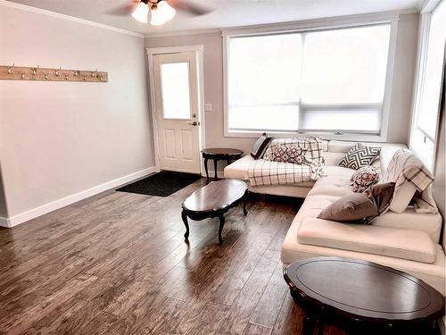 4708 51 Street, Mannville, AB - Indoor Photo Showing Living Room