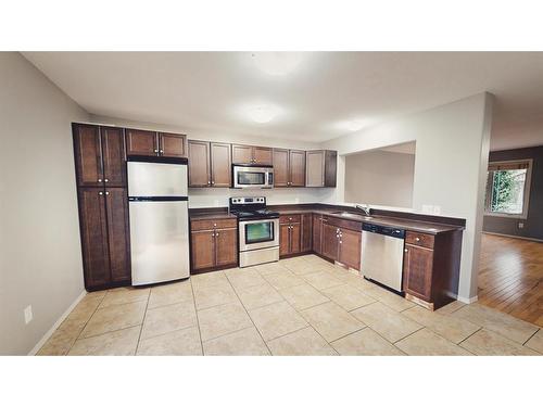 11-1809 47 Avenue, Lloydminster, SK - Indoor Photo Showing Kitchen With Stainless Steel Kitchen