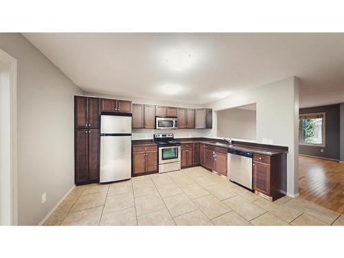 11-1809 47 Avenue, Lloydminster, SK - Indoor Photo Showing Kitchen With Stainless Steel Kitchen